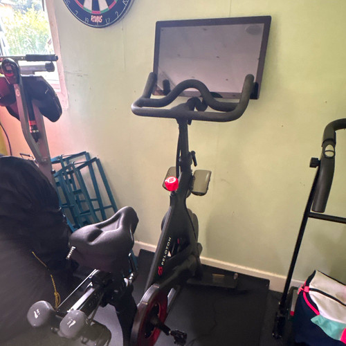 Peloton bike indoor - peloton,